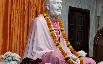 નિર્ગુણ છતાં તમે સગુણોના આશ્રયી છો.